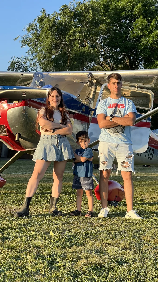 Familia junto al avión después del vuelo