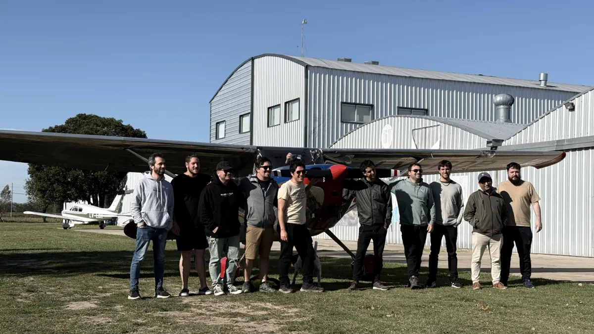 Grupo de amigos frente al hangar